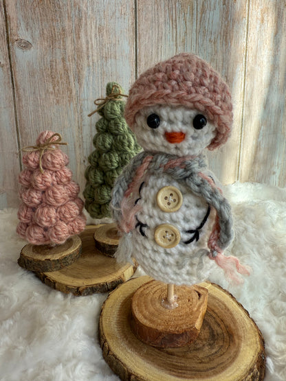 Handmade Crochet Snowman with Hat and Scarf – Winter Table Decor, Crochet Snowman on Wooden Base – Cozy Rustic Christmas Decoration, Mini Crochet Snowman – Cute Handmade Holiday Figurine, Crochet Snowman with Button Details – Perfect Winter Gift