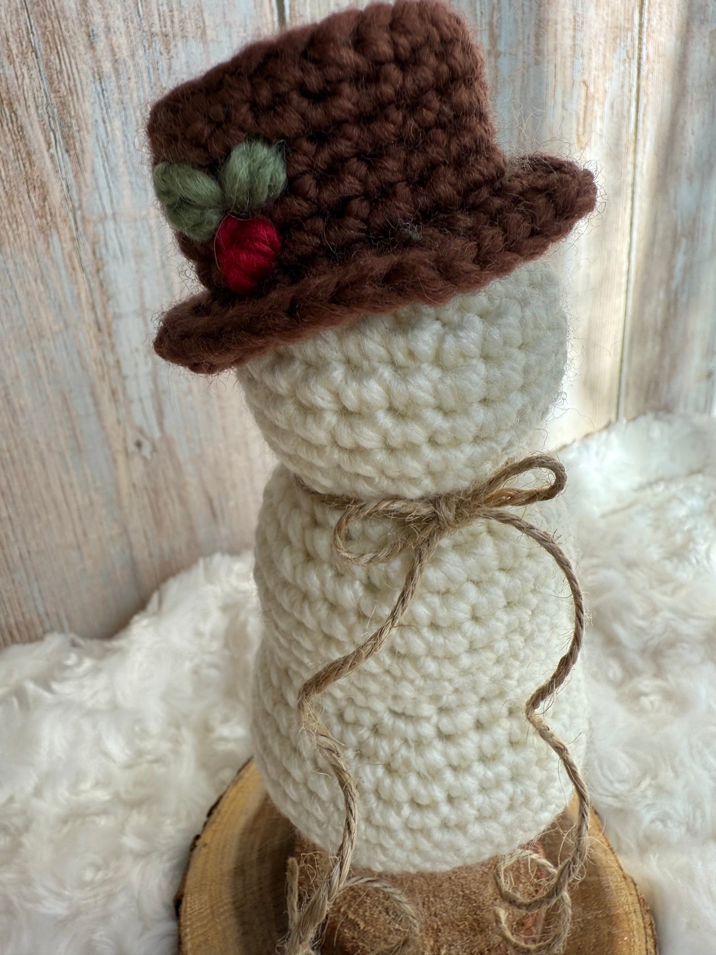 Rustic Crochet Snowman with Hat and Heart, Handmade Snowman Ornament on Wood Base, Crochet Snowman Décor – Holiday Tabletop Accen, Adorable Mini Snowman with Twine Scarf, Crochet Christmas Snowman with Rustic Charm, Woodland Crochet Snowman