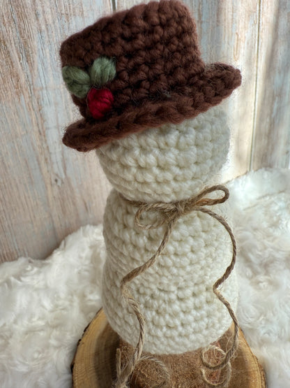 Rustic Crochet Snowman with Hat and Heart, Handmade Snowman Ornament on Wood Base, Crochet Snowman Décor – Holiday Tabletop Accen, Adorable Mini Snowman with Twine Scarf, Crochet Christmas Snowman with Rustic Charm, Woodland Crochet Snowman