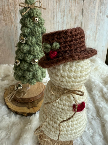Rustic Crochet Snowman with Hat and Heart, Handmade Snowman Ornament on Wood Base, Crochet Snowman Décor – Holiday Tabletop Accen, Adorable Mini Snowman with Twine Scarf, Crochet Christmas Snowman with Rustic Charm, Woodland Crochet Snowman