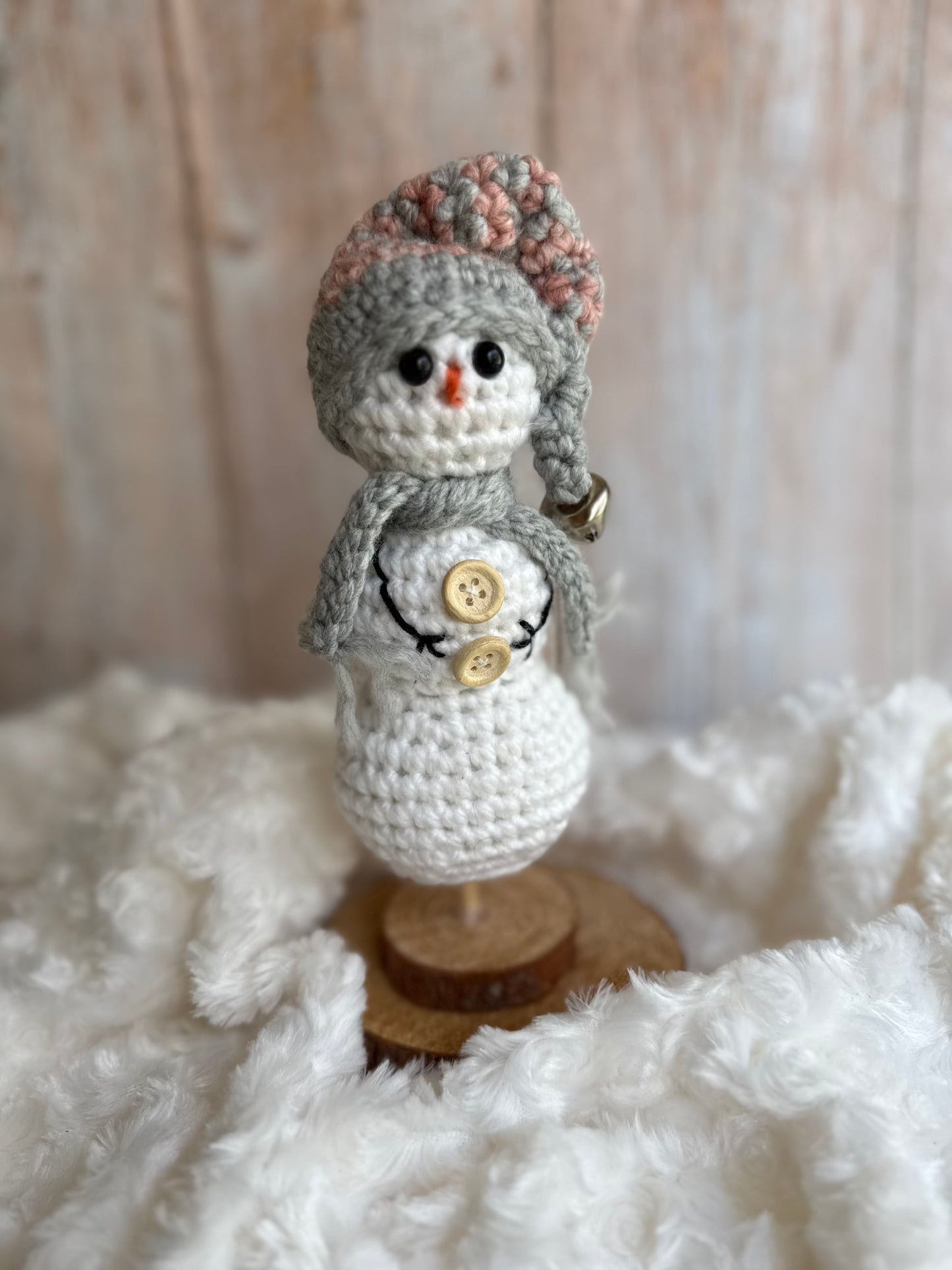 Handmade Crochet Snowman with Hat and Scarf – Winter Table Decor, Crochet Snowman on Wooden Base – Cozy Rustic Christmas Decoration, Mini Crochet Snowman – Cute Handmade Holiday Figurine, Crochet Snowman with Button Details – Perfect Winter Gift