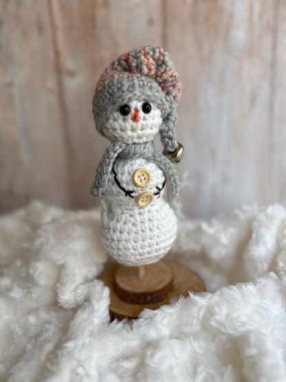 Handmade Crochet Snowman with Hat and Scarf – Winter Table Decor, Crochet Snowman on Wooden Base – Cozy Rustic Christmas Decoration, Mini Crochet Snowman – Cute Handmade Holiday Figurine, Crochet Snowman with Button Details – Perfect Winter Gift