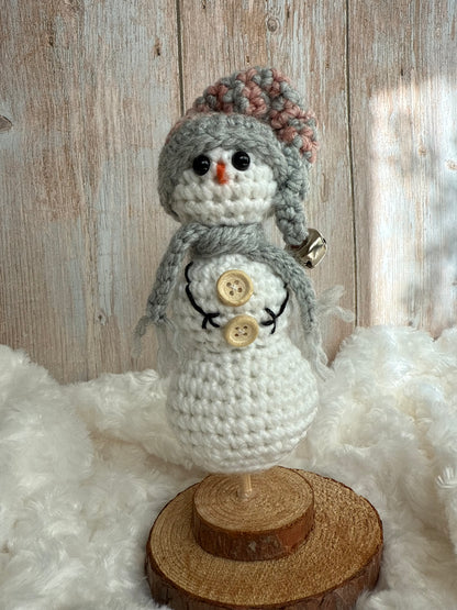 Handmade Crochet Snowman with Hat and Scarf – Winter Table Decor, Crochet Snowman on Wooden Base – Cozy Rustic Christmas Decoration, Mini Crochet Snowman – Cute Handmade Holiday Figurine, Crochet Snowman with Button Details – Perfect Winter Gift
