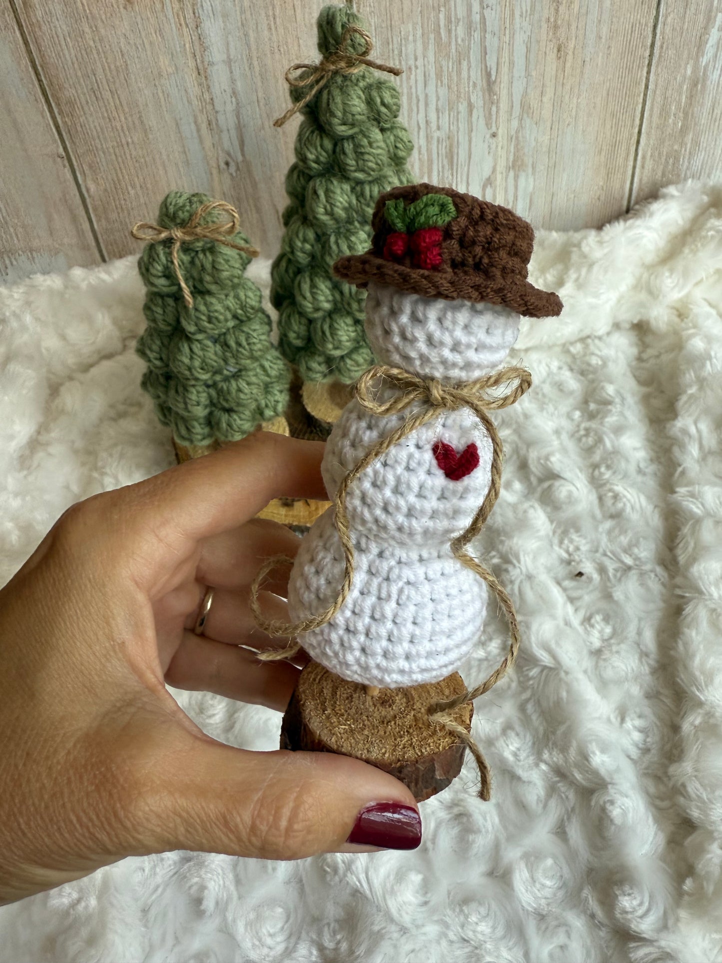 Rustic Crochet Snowman with Hat and Heart, Handmade Snowman Ornament on Wood Base, Crochet Snowman Décor – Holiday Tabletop Accen, Adorable Mini Snowman with Twine Scarf, Crochet Christmas Snowman with Rustic Charm, Woodland Crochet Snowman