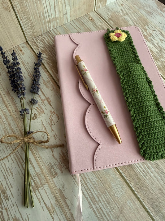 Mother’s Day Notebook, Crochet Pen Holder & Pen Gift, Handmade Writing Gift Set for Her, Thoughtful Gift Set for Teachers – Notebook, Crochet Pen Sleeve & Pen, Tea Time Writing Set – Cozy Notebook Gift, Relax & Write Gift Set with Handmade Touch