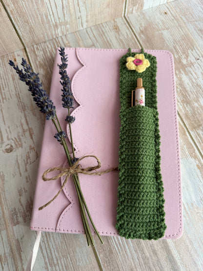 Mother’s Day Notebook, Crochet Pen Holder & Pen Gift, Handmade Writing Gift Set for Her, Thoughtful Gift Set for Teachers – Notebook, Crochet Pen Sleeve & Pen, Tea Time Writing Set – Cozy Notebook Gift, Relax & Write Gift Set with Handmade Touch